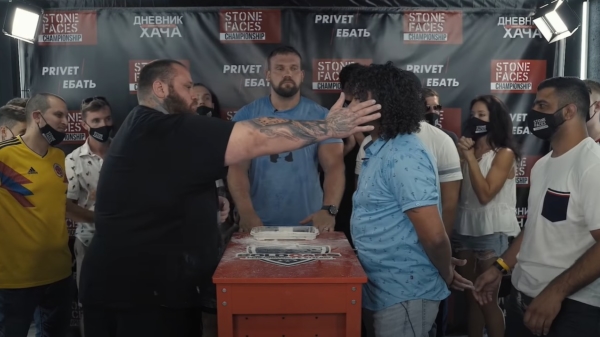 Lionel Richie krijgt een paar flinke petsen tijdens deze slapping contest