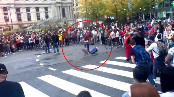 Symbolische Donald Trump mishandeld in de straten van Philadelphia