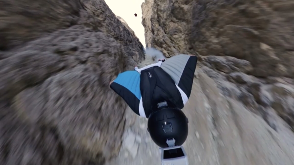 Sick! Met BMW's elektrische wingsuit vlieg je met 300 km/u door de lucht