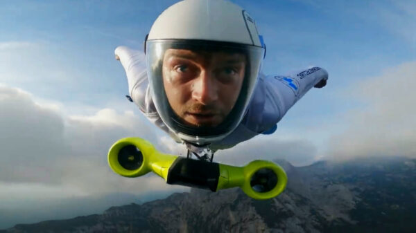 Sick! Met BMW's elektrische wingsuit vlieg je met 300 km/u door de lucht