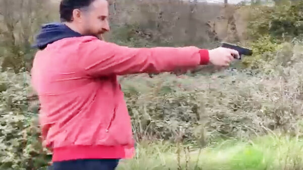 "Koning" Sait Cinar schiet Geert Wilders door zijn hoofd