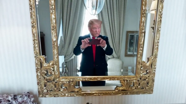 Donald Trump geeft "phony" Joe Biden alvast een rondleiding door het Witte Huis