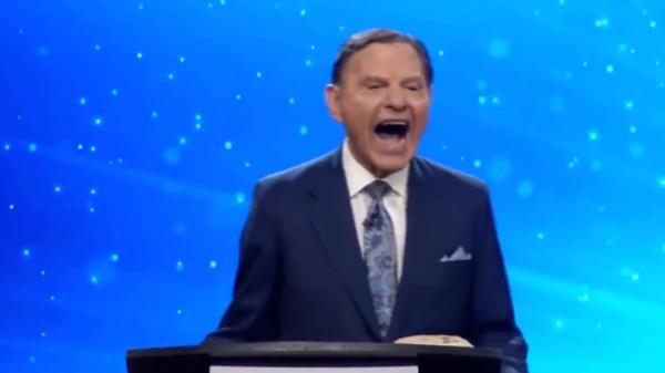 Gekkie Kenneth Copeland kan de winst van Joe Biden nog niet zo goed verwerken