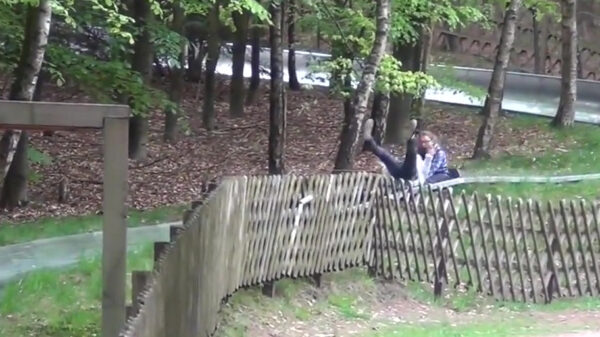 Na dit ritje op de rodelbaan kon ze meteen door naar de chiropractor