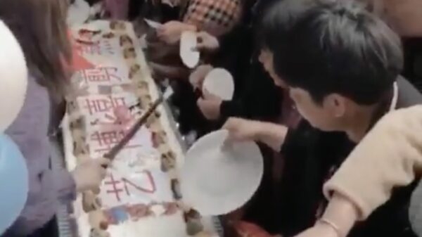 Bij het buffet in China is het pakken wat je pakken kan