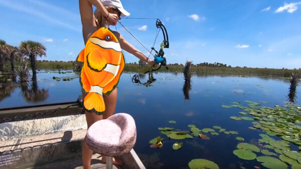 Bikini Bowfishing met Vicky Stark is veel leuker dan naar een dobber staren