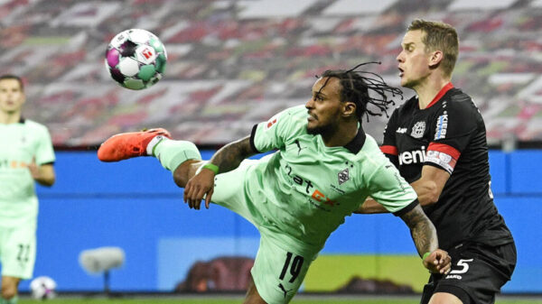 Valentino Lazaro van Borussia Mönchengladbach laat zien hoe het moet: de scorpionkick