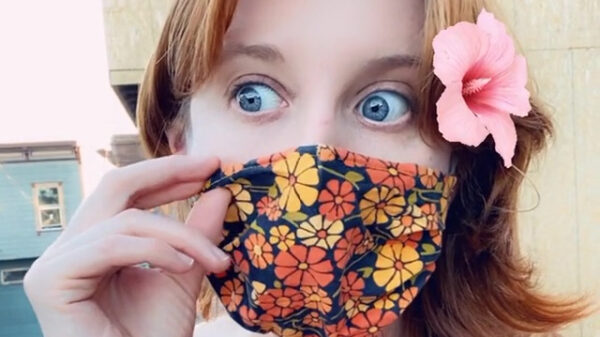 Charmante dame heeft een verrassing achter haar mondkapje