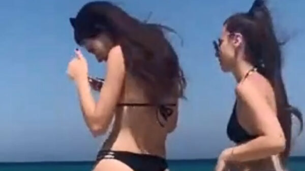 Op het strand genieten van het uitzi... sorry schat