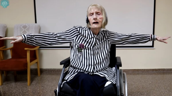 Bejaarde ex-ballerina met alzheimer begint spontaan te dansen als ze het Zwanenmeer hoort