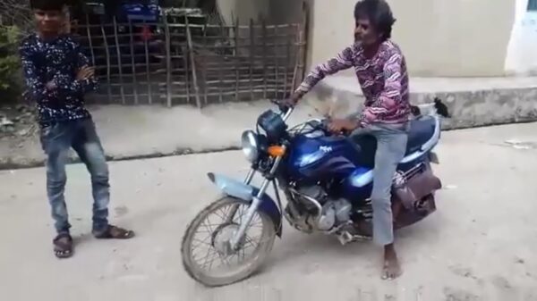 Motorrijder gaat er als een dronken speer vandoor