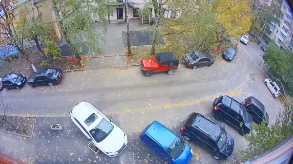 Opgelost: matroesjka maakt even wat ruimte om d'r Lexus in te parkeren