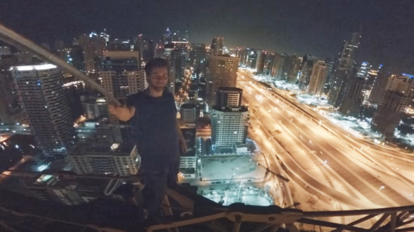 James Kingston hangt letterlijk een beetje rond in Dubai