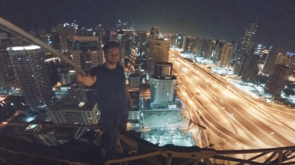 James Kingston hangt letterlijk een beetje rond in Dubai