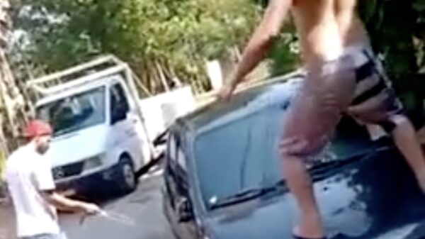 Note to self: niet op de natte motorkap dansen