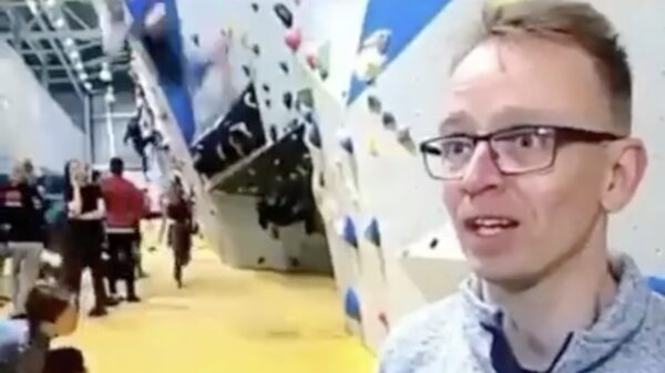 Wandklimmer maakt harde klapper op de grond