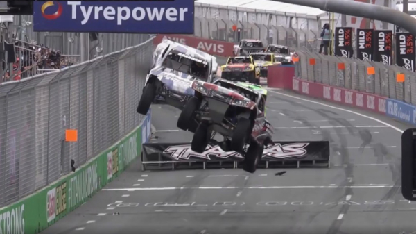 Oude doos: spectaculaire laatste ronde tijdens de Super Trucks Championship Race