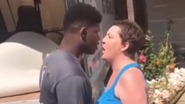 Kortpittige dame compleet in flipmode omdat iemand op haar oprit parkeert