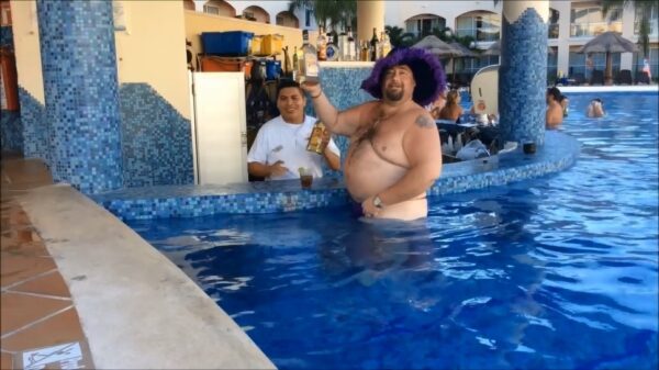 Massie en zijn Speedo hebben het ontzettend naar hun zin op vakantie