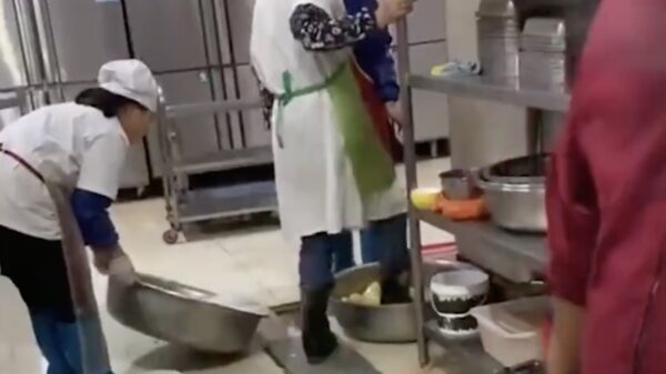 Bizarre beelden opgedoken van een keuken op een universiteit in Wuhan