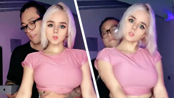 Vol trots laat hij zijn nieuwe levensechte pop zien