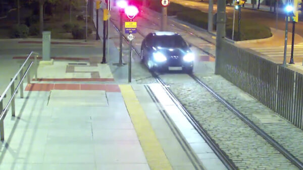 Straalbezopen een kilometer over metrorails rijden: deze vrouw deed het in Malaga