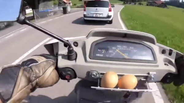 Onmisbaar op je scooter: een rekje met eieren voor alle verkeershufters