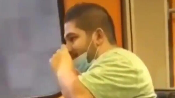 Gelukkig droeg deze viespeuk wel een mondkapje