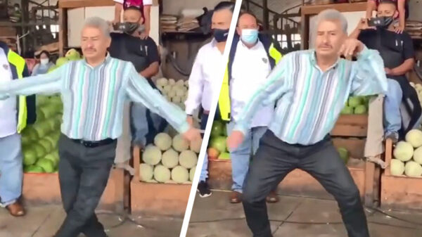 Marktkoopman gebruikt zijn dansmoves om de klanten te lokken