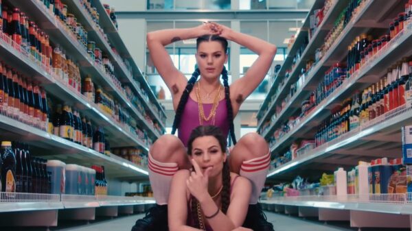 Famke Louise laat met trots haar okselhaar zien in nieuwe 'Derrière' videoclip