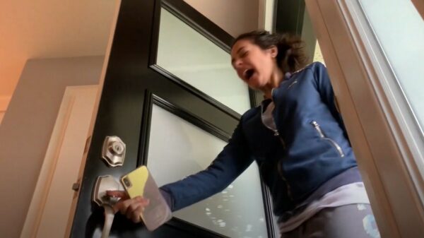 Je vriendin KEER op KEER op KEER laten schrikken blijft vermakelijk