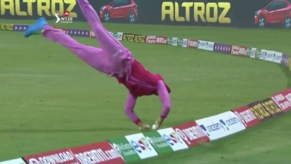 Vrouwelijke cricketspeelster breekt zowat d'r nek om een bal binnen te houden