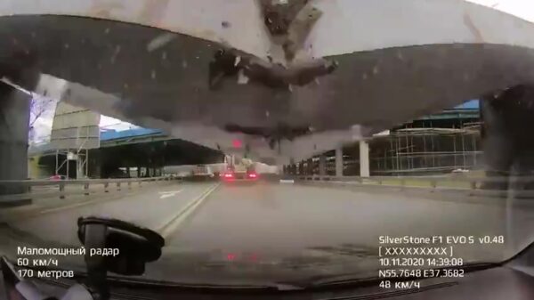 Cementwagen rijdt brug aan gort, achterligger bedolven onder puin