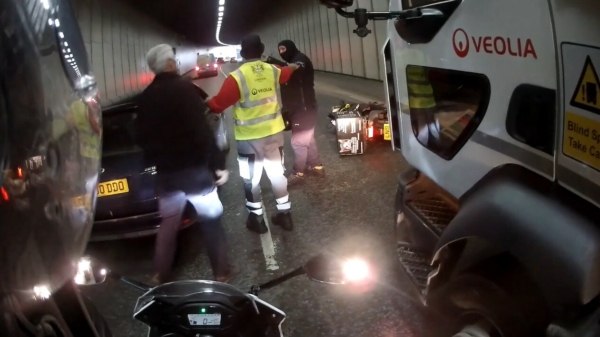 Motorbink en verkeershufter stoppen in tunnel om een potje te road ragen