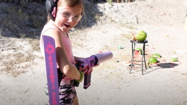 7-jarige Pistolen Paulientje schiet watermeloenen kapot met d'r vrolijke gun