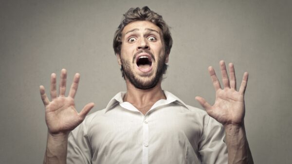 Laffe hond met machete valt weerloze skateboarder aan. Foei!