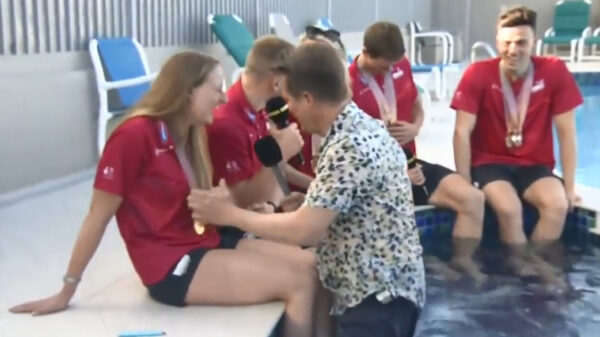 Oude doos: BBC-verslaggever gaat kopje onder tijdens interview in zwembad