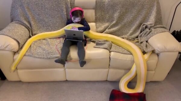 Meisje chillt rustig op de bank met meterslange slangen