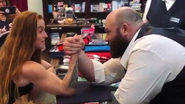 Gingerchick sloopt enorme beer van een kerel tijdens armpjedrukken