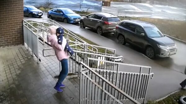 Moeder met kind nét niet geraakt door vliegende jerrycan met water