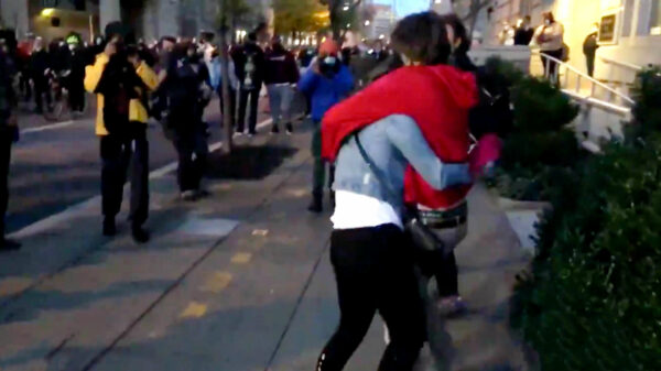 Triest: Trump-stelletje belaagd door Antifa en BLM-helden bij het Witte Huis