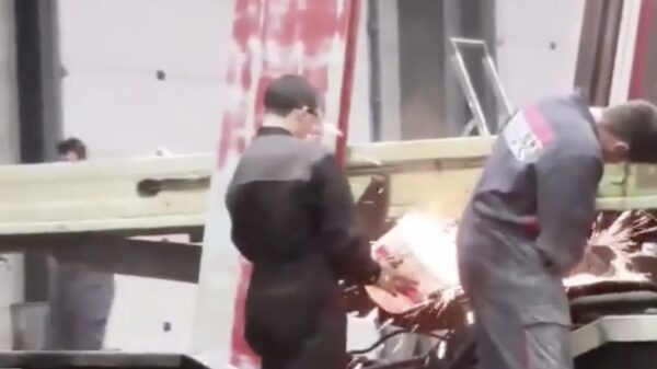 Deze stagiaire hanteert de 'vonken-emmer' als een pro!