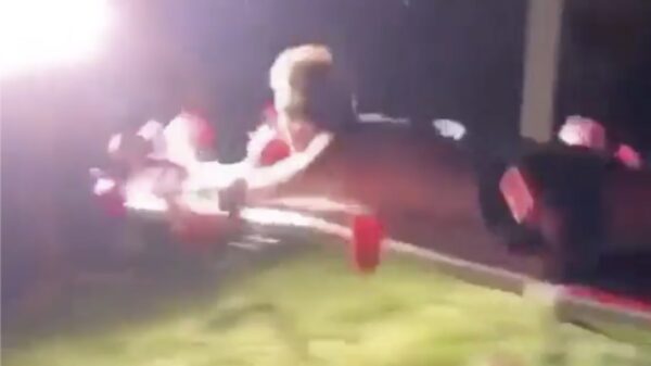 Een pijnlijke headshot tijdens een potje beer pong