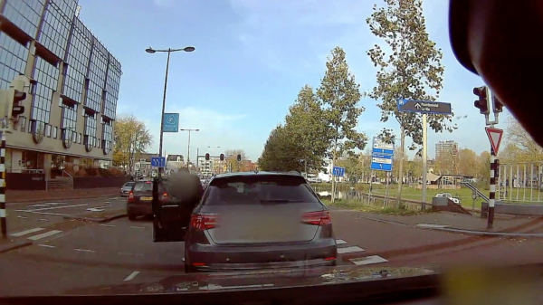 Heerlijk. Utrechtse verkeershufter in Audi A3 wil rellen maar vergeet zijn handrem