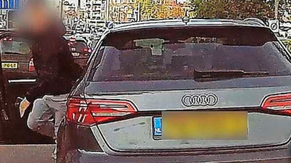 Heerlijk. Utrechtse verkeershufter in Audi A3 wil rellen maar vergeet zijn handrem