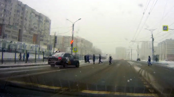 Taxichauffeur vlamt door rood en mist op wonderbaarlijke wijze overstekende voetgangers