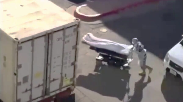 Texaanse gevangenen ingezet om COVID-19 slachtoffers in lijkvrachtwagens te laden