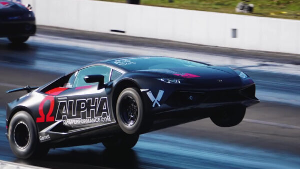 Al eens een Lambo met 1.800 pk een wheelie zien trekken?