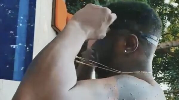 LOL. Check de superieure snoekduik van P. Diddy