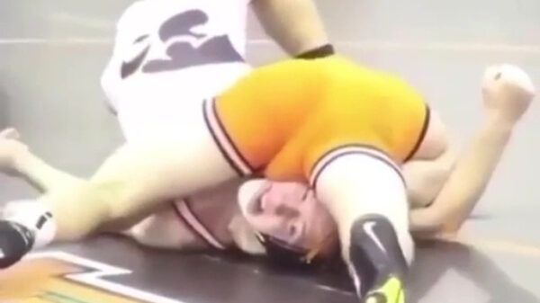 Worstelen brengt je soms iets te dichtbij je tegenstander